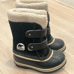 Kids sorel snow boots barely worn. Size 11